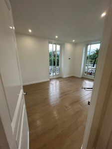 Photo de galerie - Rénovation salon vieux nice  travux peinture ,realisation faux plafond , pose carrelage ..