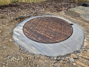 Photo de galerie - Scellement et étanchéité d'une plaque de regard extérieur 