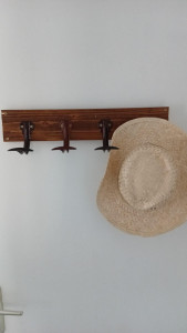 Photo de galerie - Création et pose d'un porte manteaux sur une porte