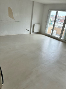 Photo de galerie - Rénovation complète d’un sol d’appartement en béton ciré. Après