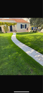 Photo de galerie - Creation d’une allée en pavés travertin 