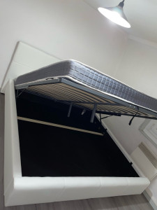 Photo de galerie - Montage d’un lit 3 places : assemblage complet du lit, installation des différentes pièces et vérification de la solidité et du bon fonctionnement. Travail soigné et sérieux.