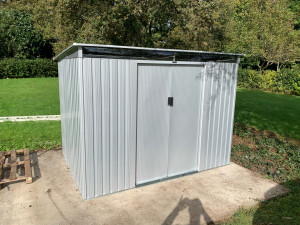 Photo de galerie - Démolition d’un ancien cabanon de jardin en bois et montage du nouveau en acier
