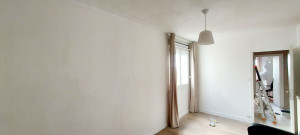 Photo de galerie - Pose papier intissé, joint acrylique (plafond, murs, plinthes, moulures et entourages de fenêtre PVC). Installation également de la barre à rideaux et éclairage suspendu. 