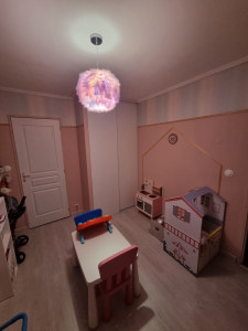 Photo de galerie - Remise en propre d'une salle de jeu enfant (peinture,papier peint et création d'un placard pour rangement)