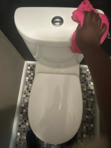 Photo de galerie - J’ai réussir à donner un bon éclat à ces toilettes et au sol ☺️