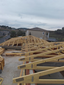 Photo de galerie - Pose fermettes bois avant couverture tuile villa commune de Creissan