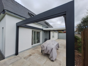 Photo de galerie - Pose d'une pergola bioclimatique