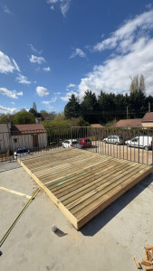 Photo de galerie - Création d’un îlot de terrasse sur palettes + caillebotis. un traitement du bois a été effectué après la pose.