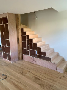 Photo de galerie - Fabrication et pose d’un escalier-bibliothèque 
