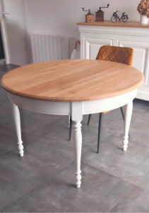 Photo de galerie - Personnalisation d’une table en merisier, un mélange bois brut et peinture 