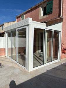 Photo de galerie - Fabrication et installation d’une véranda en aluminium avec panneaux de toiture isolant 
