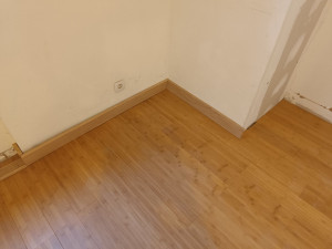 Photo de galerie - Casse d'une dalle avec carrelage pour pose ragréage avec parquet massif flottant 