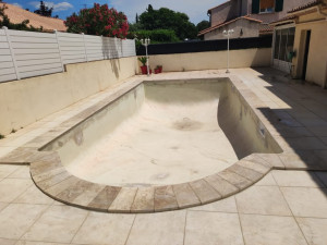 Photo de galerie - Piscine Margelle arrondie Travertin