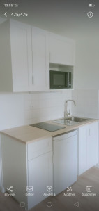 Photo de galerie - Pose d'une cuisine avec plaque à induction lave-vaisselle micro-ondes évier robinetterie et meuble.