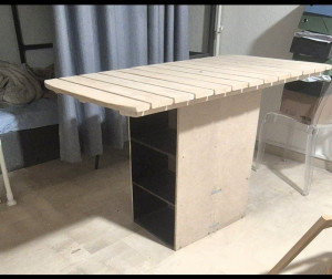 Photo de galerie - Table cree a partir de une plache peinte en blanc et deux caisson/etageres trouver dans la rue qui tiens grace a une couche de lates de palette intermediaire. decoupe, decapage, poncage et assemblage