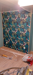 Photo de galerie - Photo après tapisserie, faux plafond pour cacher isolant, pose du sol, plinthes et garnitures d'une chambre