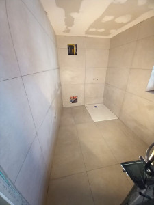 Photo de galerie - Pose de carreaux dans une salle de bain 