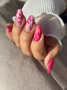 Photo de galerie - Gel, semi permanent et nail art fait main.
Produits de qualité sans Hema et di hema pour les personnes sensibles et allergiques.