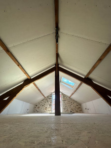 Photo de galerie - Création d’une chambre dans les combles  Réalisation du plancher en bois, pose de l’ossature et des plaques de plâtre (placo) pour aménager les combles et créer une nouvelle chambre.