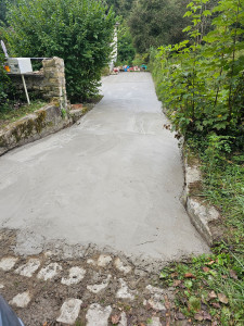 Photo de galerie - Réalisation d'une dalle de béton pour in parking et accès en pente depuis la route