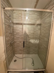Photo de galerie - Remplacement d’une douche 80-80 part un receveur de 160 -80 avec faine mir et sol