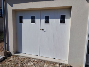 Photo de galerie - Remplacement d'une porte de garage basculante par une porte de garage pliante.
