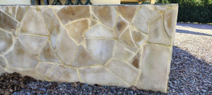 Photo de galerie - Collage de plaques de pierre, et les joint entre les plaques sur un muret de terrasse.