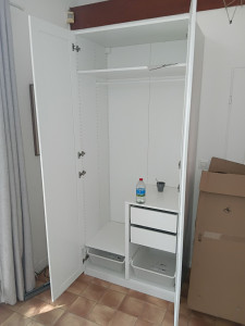 Photo de galerie - Montage d’une armoire IKEA.

