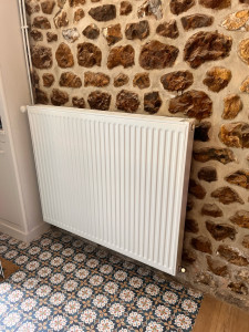 Photo de galerie - Pose et raccordement radiateur sur mur en pierre naturelle 