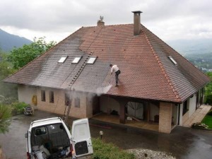 Photo de galerie - Nettoyage toiture au karcher et passage produit antimousse
