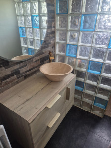 Photo de galerie - Pose d’un meuble sous vasque avec vasque à poser et robinetterie