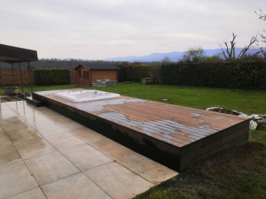 Photo de galerie - Aménagement terrasse en bambou avec intégration d'un jacuzzi 