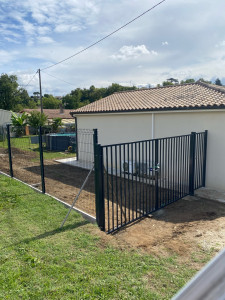 Photo de galerie - Pose panneaux rigide avec soubassements et pose de portail à battants