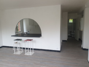 Photo de galerie - Cuisine et salon ouvert