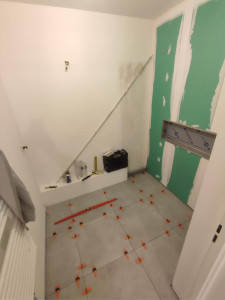Photo de galerie - Préparation du chantier avant la pose du carrelage et des équipements sanitaires.