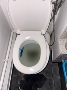 Photo de galerie - Debouchage WC à l’aide d’un camion haute pression.