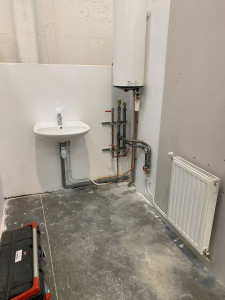 Photo de galerie - Réalisation complète d’une installation sanitaire durant ma formation de plombier. Raccordement du chauffe-eau, du lavabo et du circuit de chauffage. Installation conforme et propre.