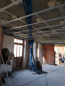 Photo de galerie - Distribution électrique dans une longère avec raillage d'un faux plafond
