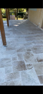 Photo de galerie - Réalisation d’une chape et pose de travertin multiformat.