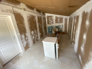 Photo de galerie - Doublage placo avec isolation sur mur parpaing d’une buanderie