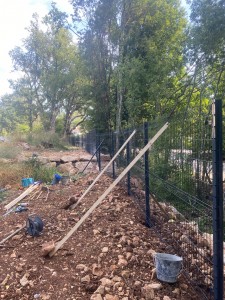 Photo de galerie - Pose de 130 mètres de clôture rigide avec scellement plot