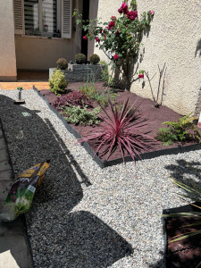 Photo de galerie - Création de plantations et création de allé en cailloux 