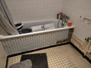 Photo de galerie - Pose mosaïque sous baignoire 