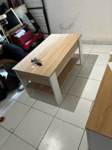 Photo de galerie - Table basse.  Un clic. Elle passe en bureau 