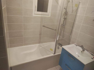 Photo de galerie - Pose d une baignoires avec parois de douche +robinetterie
pose d un meuble de salle de bain avec robinetterie et vasque 