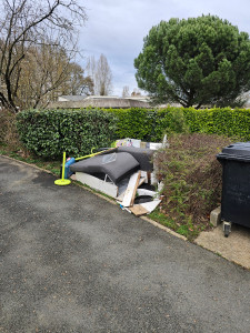 Photo de galerie - Évacuation des encombrants dans une résidence sur Lormont