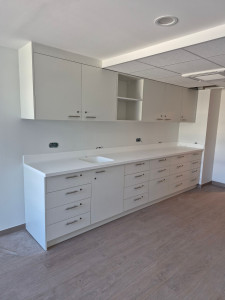 Photo de galerie - Pose et agencement complet d’un ensemble de mobilier sur mesure : meubles bas, meubles hauts, nombreux rangements et plan de travail. Mise en place, réglages et finitions.
