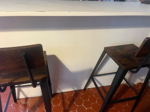 Photo de galerie - Nettoyage du bar et des tabourets,  lessivage des murs 