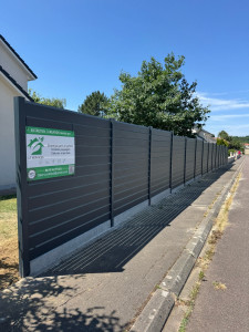 Photo de galerie - Clôture en lame alu pose en persienne 